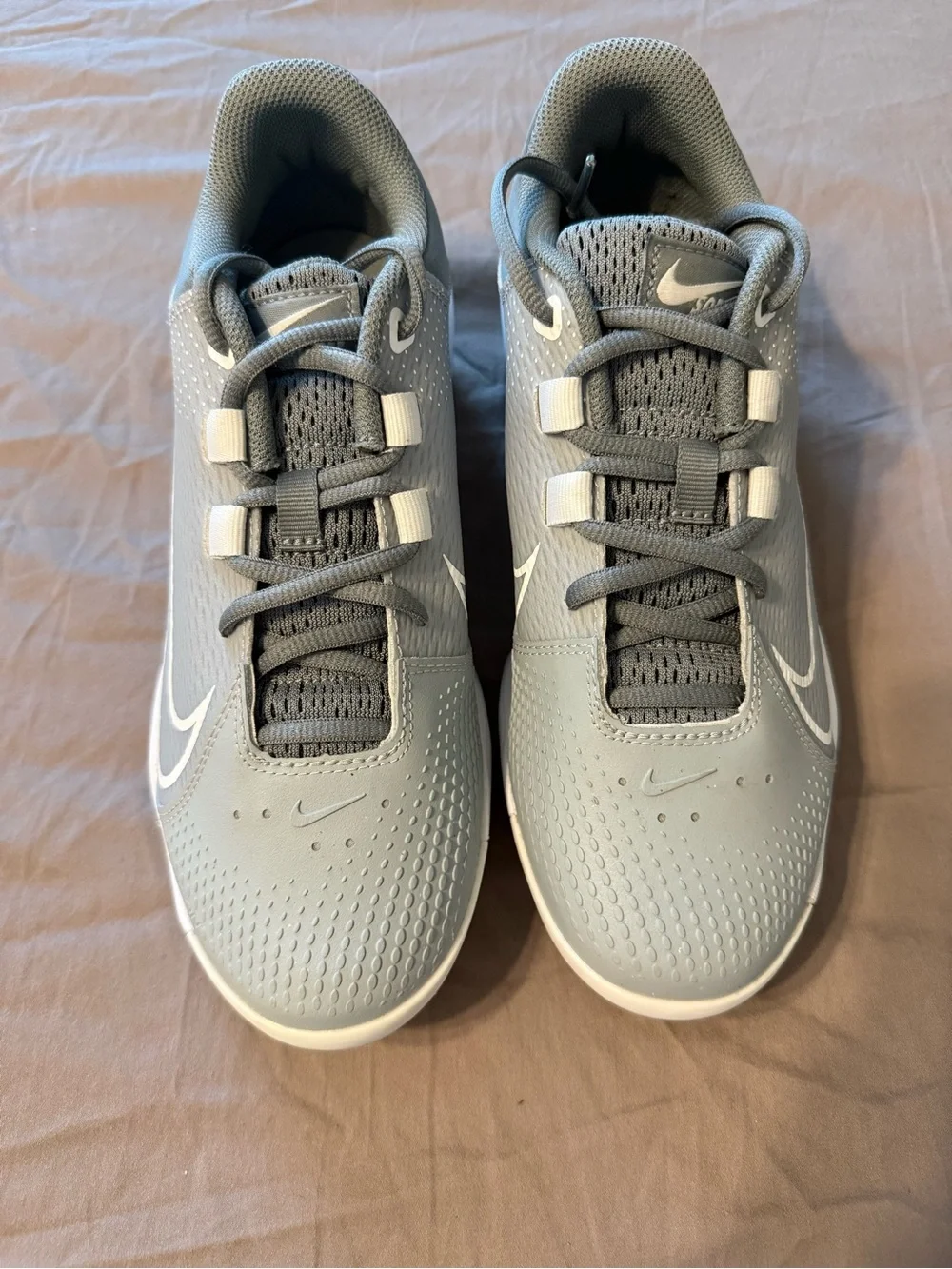 NWOT Nike Gray and White Women's Softball Hyperdiamond 4 Cleats